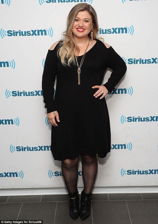 Kelly clarkson in her pantyhose